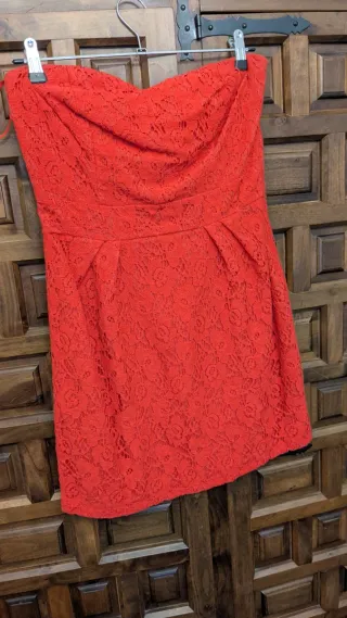 Vestido rojo de encaje sin tirantes
