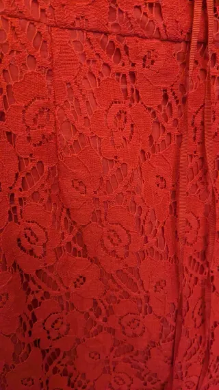 Vestido rojo de encaje sin tirantes