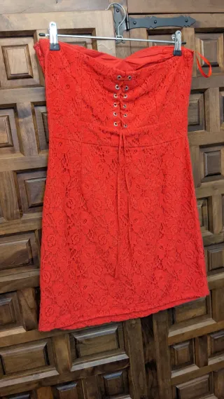 Vestido rojo de encaje sin tirantes
