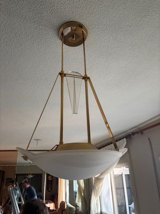 Lámpara de salón dorada y blanca