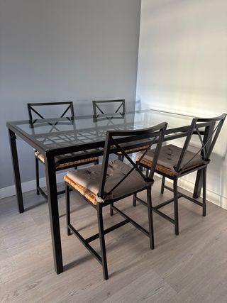 Mesa de metal y cristal con sillas