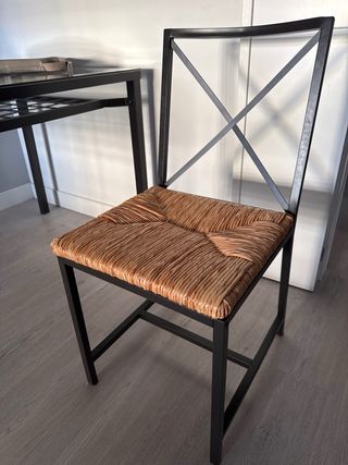 Mesa de metal y cristal con sillas