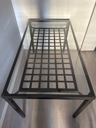 Mesa de metal y cristal con sillas
