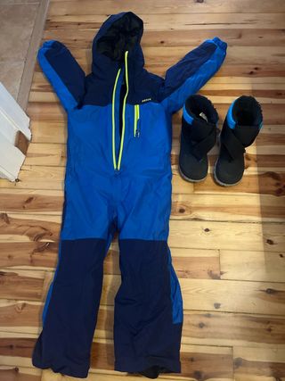 Mono esquí azul 105-114 cm y botas talla 29