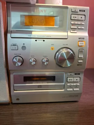 Minicadena Sony plateada y color roble