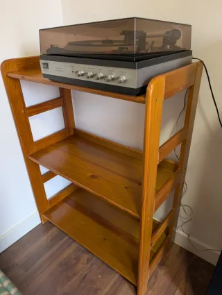 Estantería de madera de pino