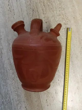 Botijo de barro antiguo