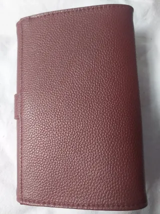 Cartera granate con hebilla dorada.nueva