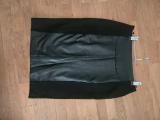 Falda negra efecto piel