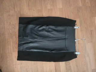 Falda negra efecto piel