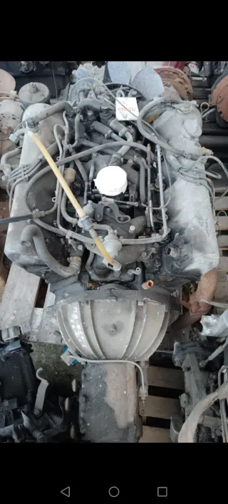 Motor Mercedes V8 con caja cambios manual