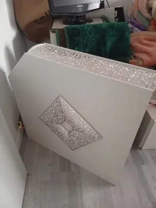 Somier árabe con diseño tallado