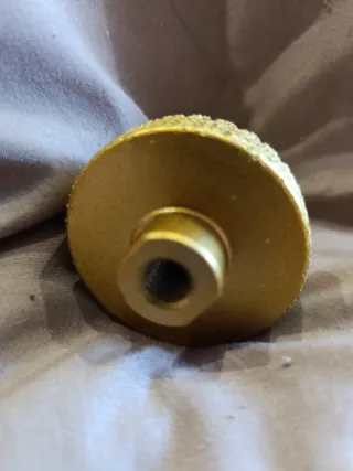 Broca escalonada dorada