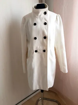 Elegante abrigo blanco