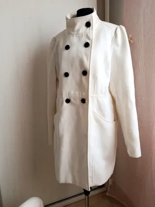 Elegante abrigo blanco