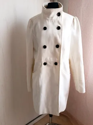 Elegante abrigo blanco