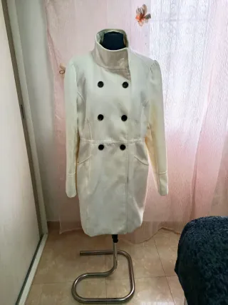 Elegante abrigo blanco