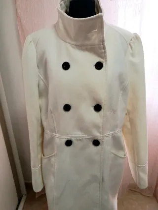 Elegante abrigo blanco