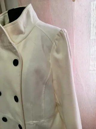 Elegante abrigo blanco