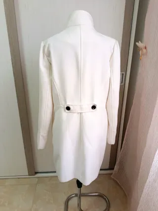 Elegante abrigo blanco