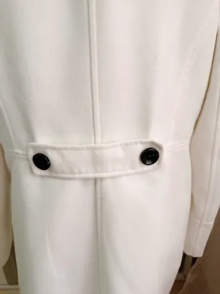 Elegante abrigo blanco