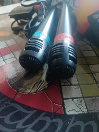 Micrófonos Singstar Negros y Rojos