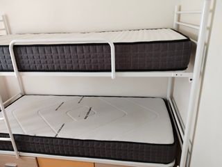 Litera metálica blanca con colchones