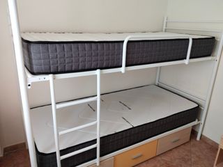 Litera metálica blanca con colchones