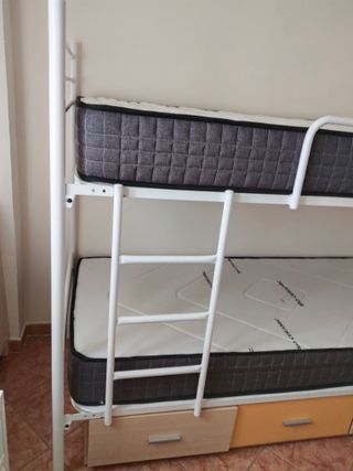Litera metálica blanca con colchones