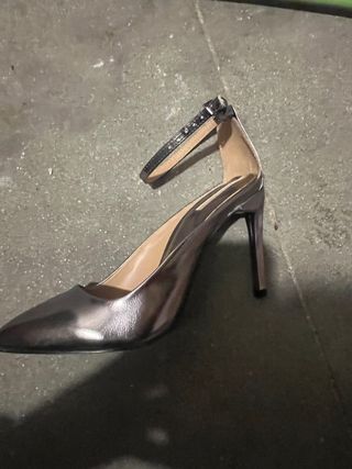 Zapato tacón plateado con pulsera