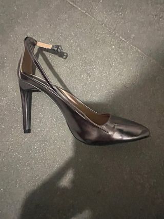 Zapato tacón plateado con pulsera