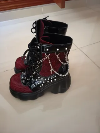 Botas Góticas Mujer Negras y Rojas