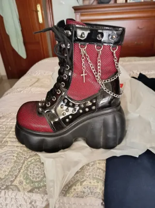 Botas Góticas Mujer Negras y Rojas