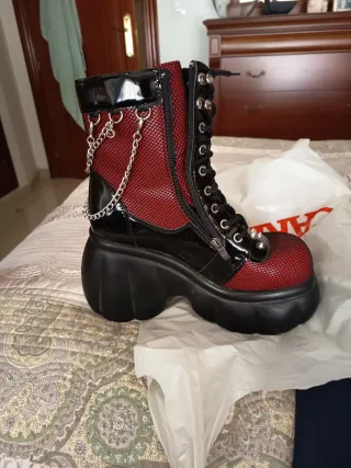 Botas Góticas Mujer Negras y Rojas