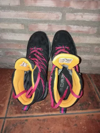 Bota montaña niña CMP negra y fucsia- talla 36