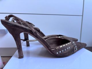 Zapatos de tacón marrones y dorados