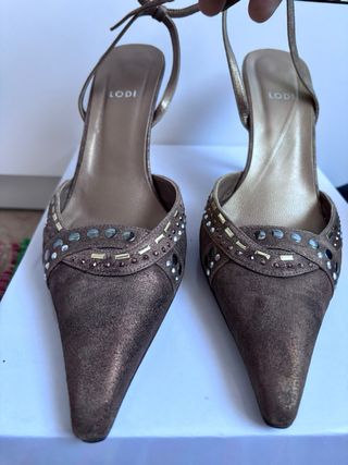 Zapatos de tacón marrones y dorados