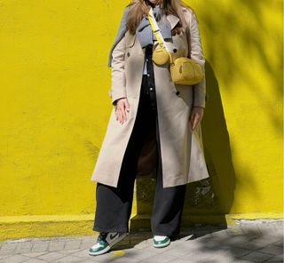 Trench impermeable largo beige