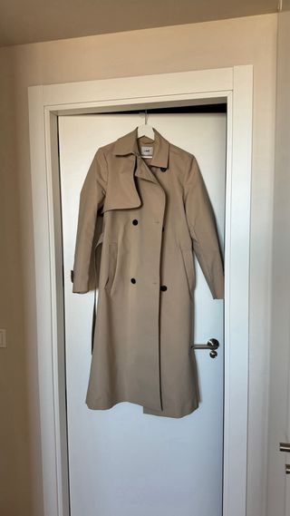 Trench impermeable largo beige