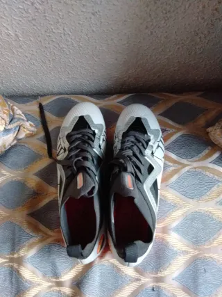 Botas de fútbol grises y blancas