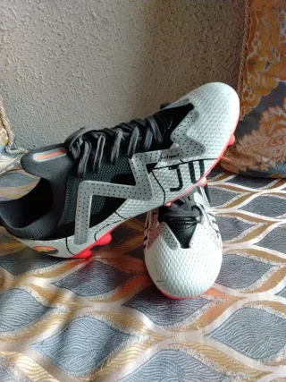 Botas de fútbol grises y blancas