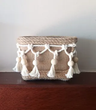 Cesta artesanal de yute con macramé