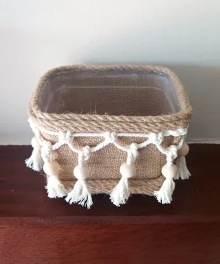 Cesta artesanal de yute con macramé