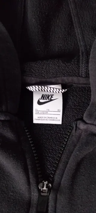 Sudadera Nike con cremallera negra