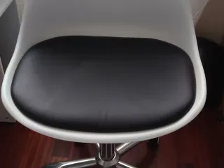 Silla de oficina ergonómica blanca y negra