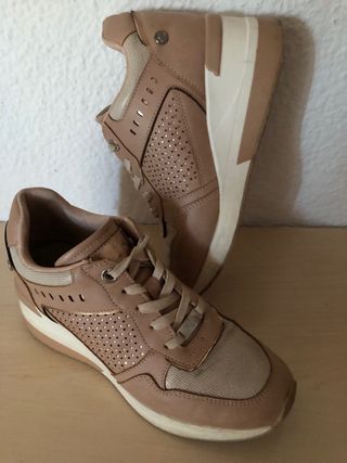 Zapatillas cuña XTI beige y oro