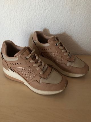 Zapatillas cuña XTI beige y oro