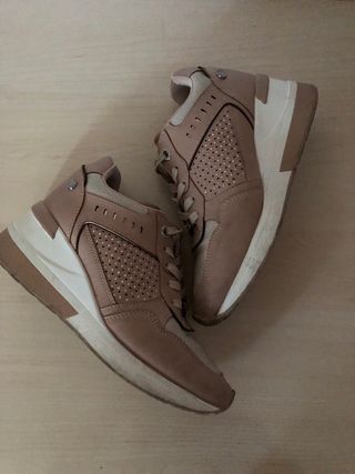 Zapatillas cuña XTI beige y oro