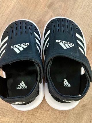 Sandalias Adidas Niño Negras Tiras Blancas