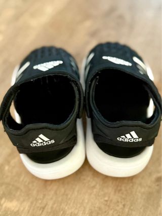 Sandalias Adidas Niño Negras Tiras Blancas